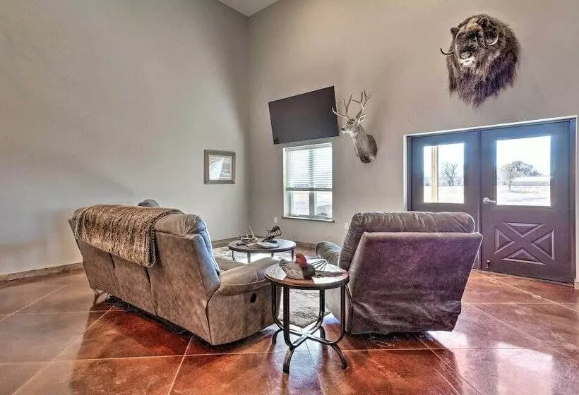 Kansas Hunting Lodge: Pets & Large Groups Welcome!