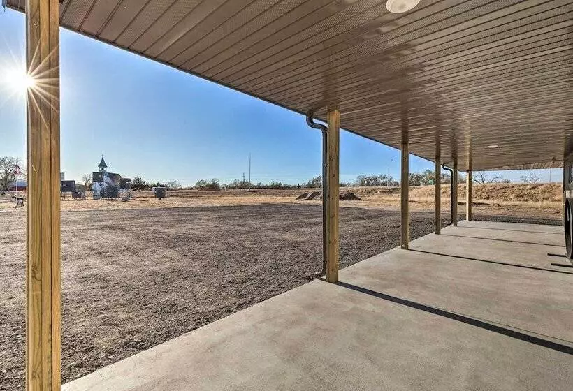 Kansas Hunting Lodge: Pets & Large Groups Welcome!