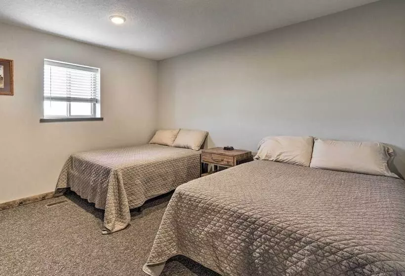 Kansas Hunting Lodge: Pets & Large Groups Welcome!