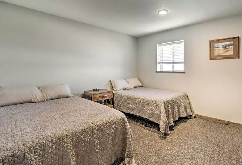 Kansas Hunting Lodge: Pets & Large Groups Welcome!