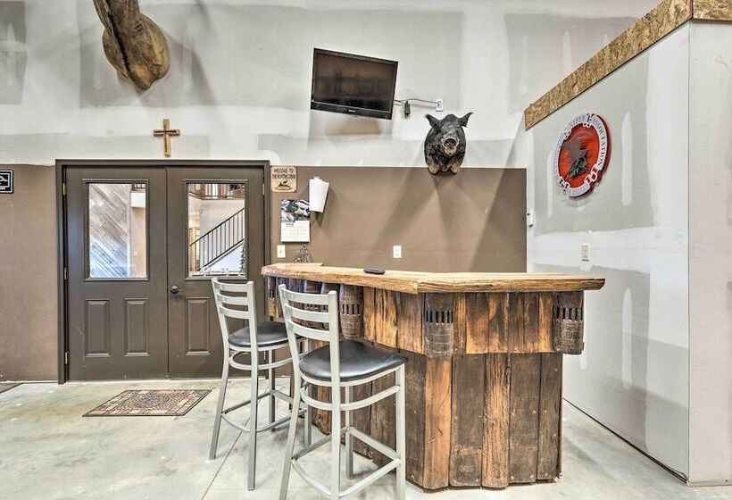 Kansas Hunting Lodge: Pets & Large Groups Welcome!