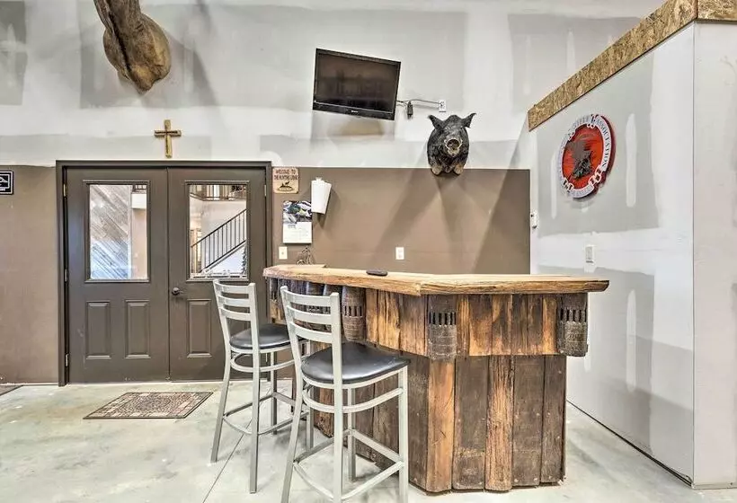 Kansas Hunting Lodge: Pets & Large Groups Welcome!