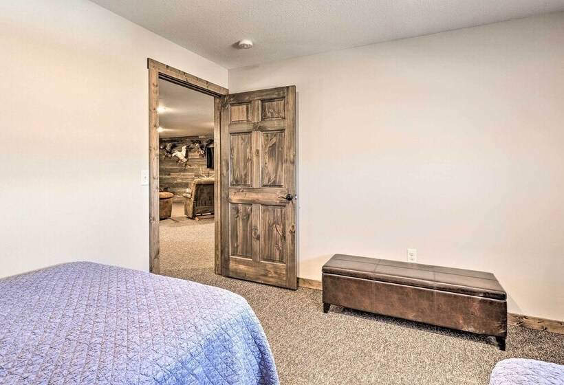 Kansas Hunting Lodge: Pets & Large Groups Welcome!