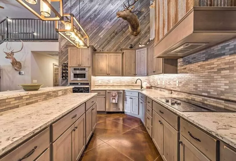 Kansas Hunting Lodge: Pets & Large Groups Welcome!