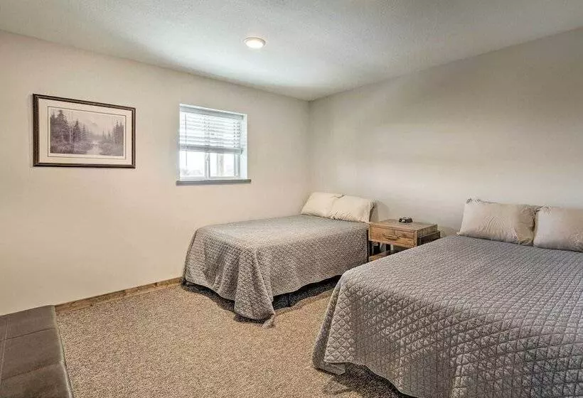 Kansas Hunting Lodge: Pets & Large Groups Welcome!