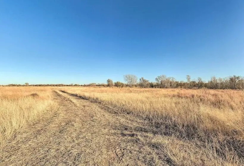 Kansas Hunting Lodge: Pets & Large Groups Welcome!