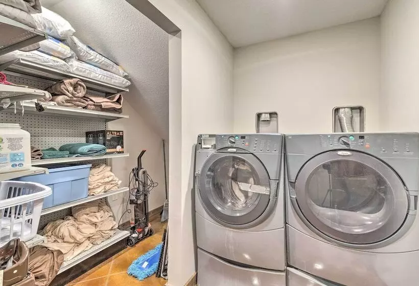 Kansas Hunting Lodge: Pets & Large Groups Welcome!