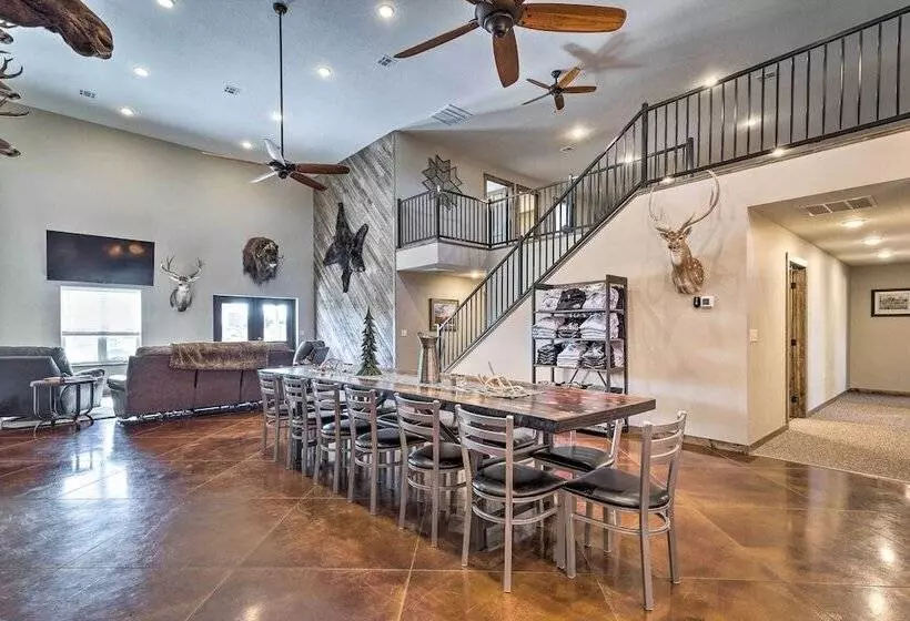 Kansas Hunting Lodge: Pets & Large Groups Welcome!