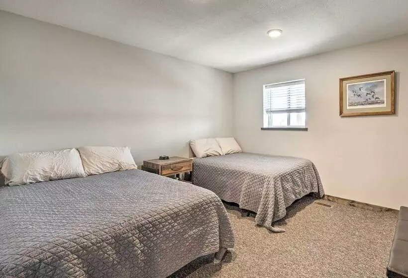 Kansas Hunting Lodge: Pets & Large Groups Welcome!