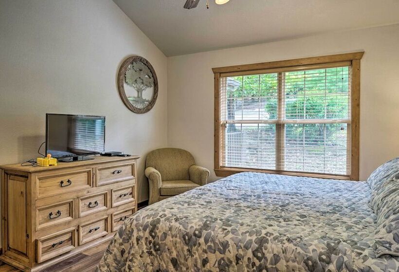 Lakeside Branson West Abode W/ Deck & Pool Access