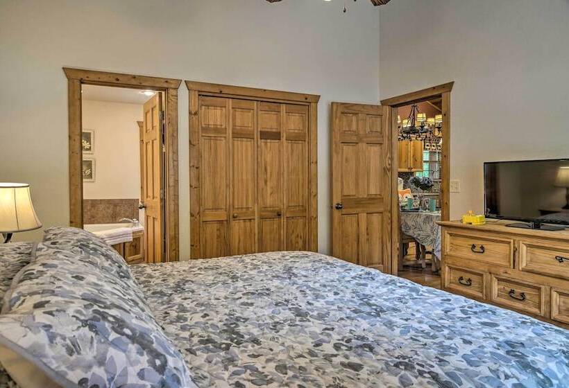 Lakeside Branson West Abode W/ Deck & Pool Access