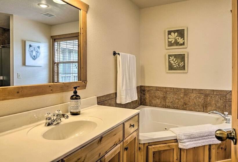 Lakeside Branson West Abode W/ Deck & Pool Access