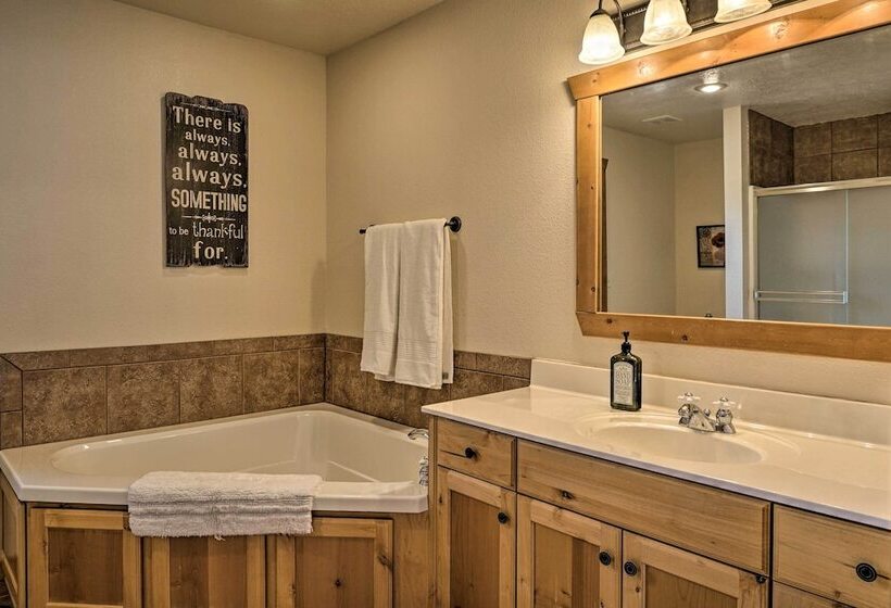 Lakeside Branson West Abode W/ Deck & Pool Access