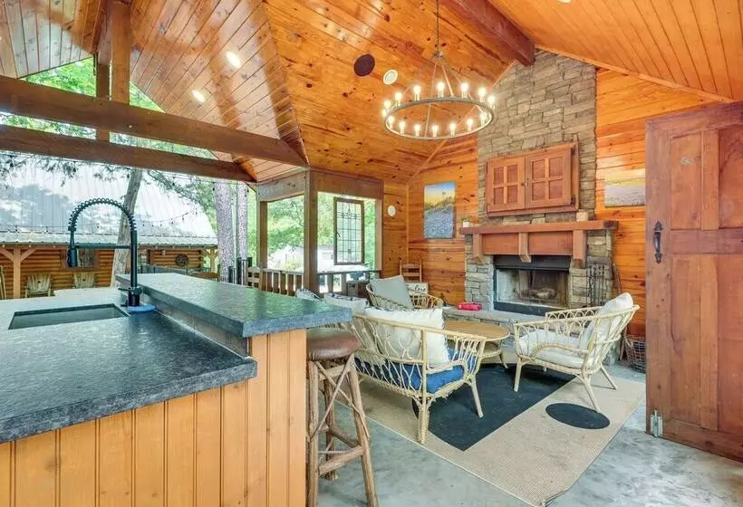 Cape Royale  Luxury Livingston Cabin W/ Hot Tub!