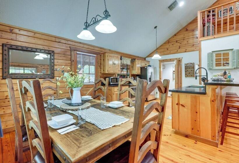 Cape Royale  Luxury Livingston Cabin W/ Hot Tub!