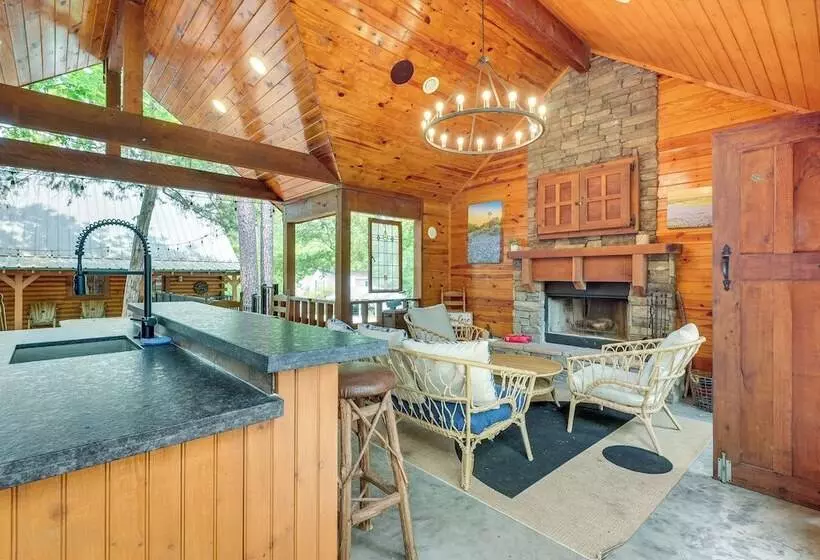 Cape Royale  Luxury Livingston Cabin W/ Hot Tub!