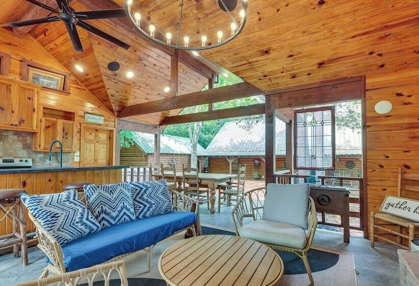 Cape Royale  Luxury Livingston Cabin W/ Hot Tub!