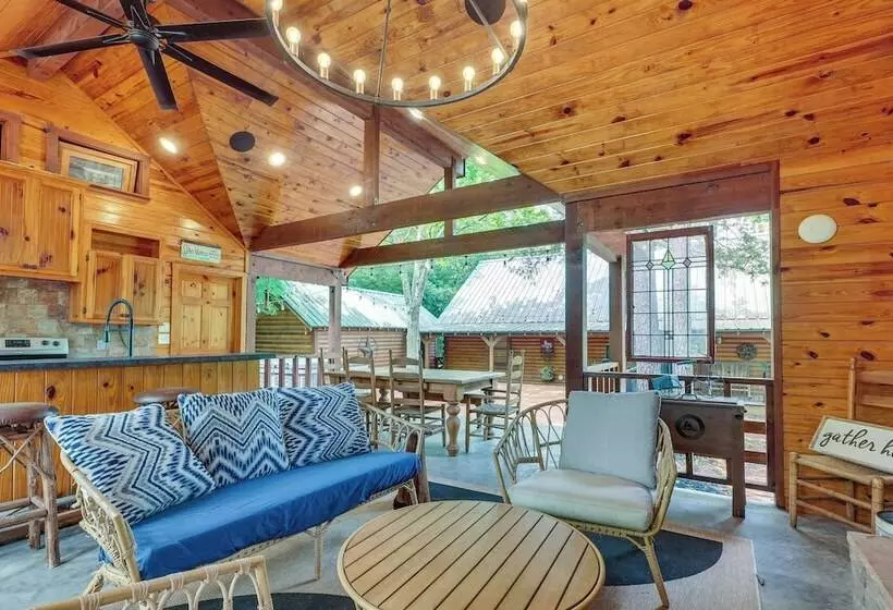 Cape Royale  Luxury Livingston Cabin W/ Hot Tub!