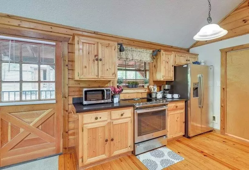 Cape Royale  Luxury Livingston Cabin W/ Hot Tub!