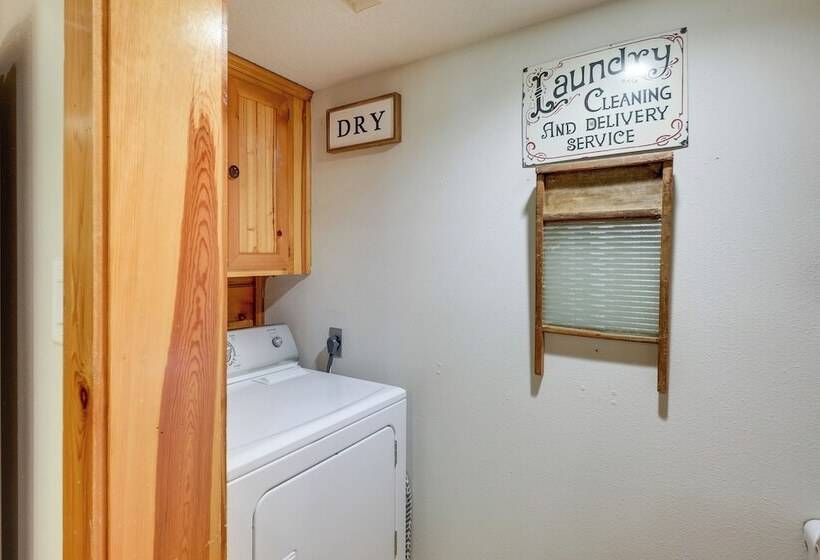 Cape Royale  Luxury Livingston Cabin W/ Hot Tub!