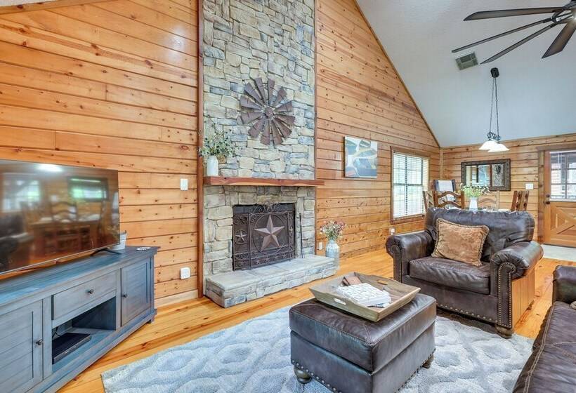 Cape Royale  Luxury Livingston Cabin W/ Hot Tub!