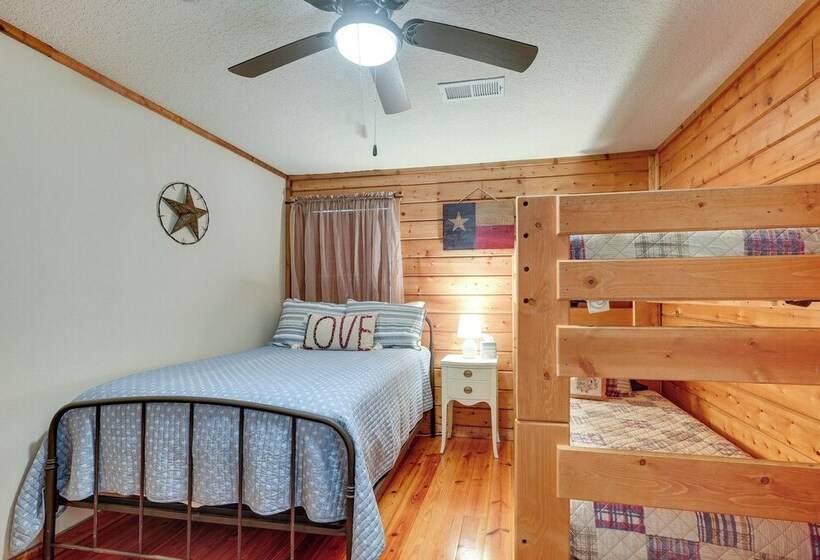 Cape Royale  Luxury Livingston Cabin W/ Hot Tub!