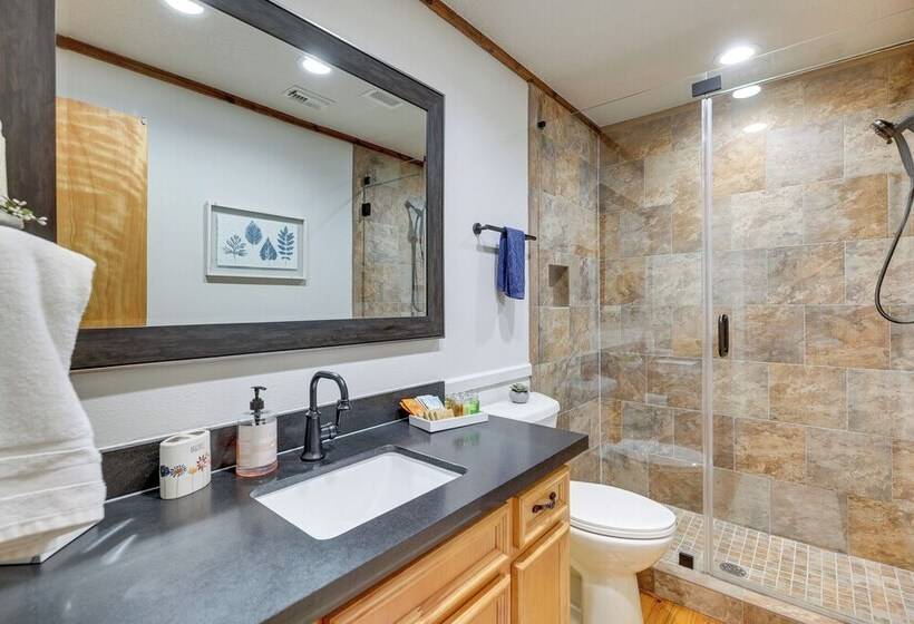 Cape Royale  Luxury Livingston Cabin W/ Hot Tub!