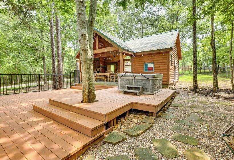 Cape Royale  Luxury Livingston Cabin W/ Hot Tub!