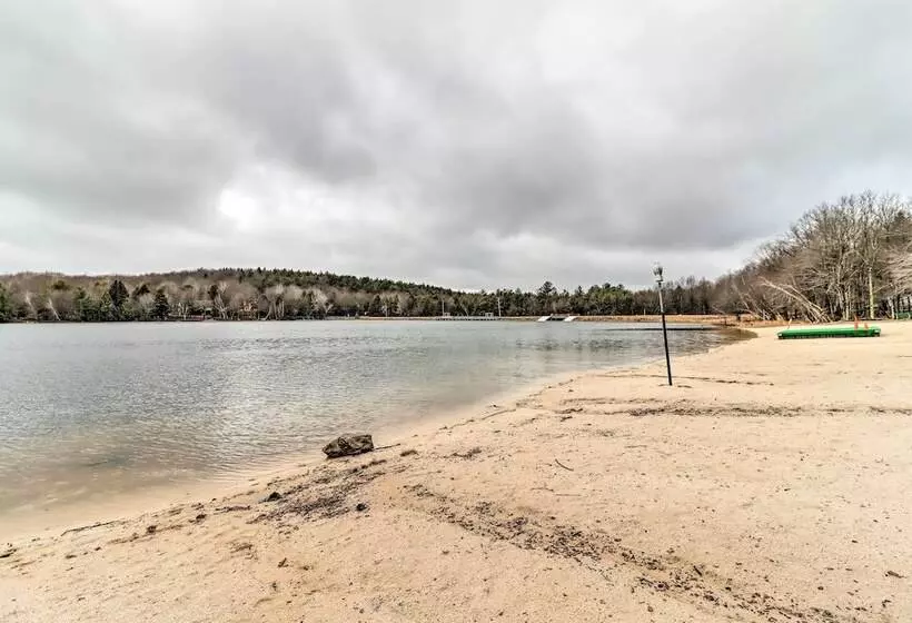 Blakeslee Home W/ Private Hot Tub, 5 Mi To Skiing!