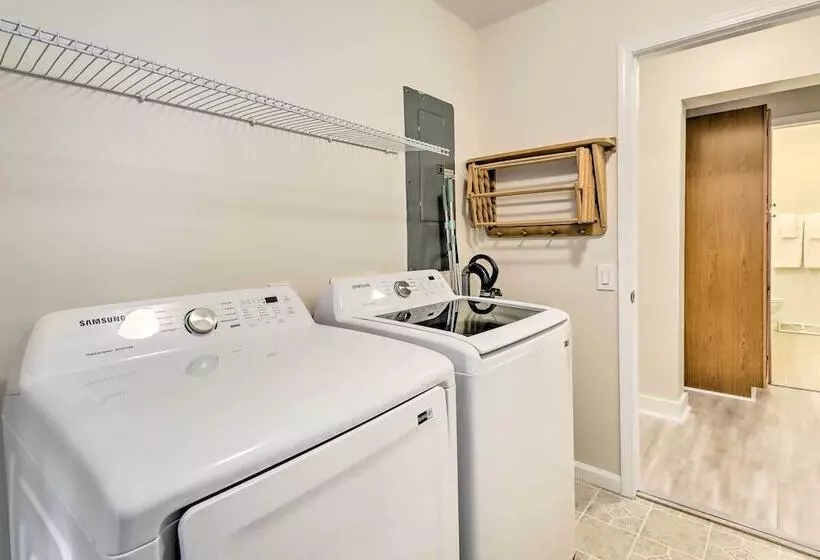 Blakeslee Home W/ Private Hot Tub, 5 Mi To Skiing!