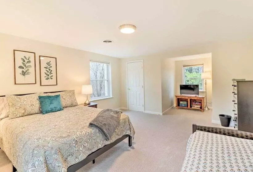 Blakeslee Home W/ Private Hot Tub, 5 Mi To Skiing!