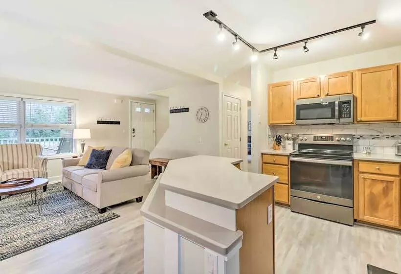 Blakeslee Home W/ Private Hot Tub, 5 Mi To Skiing!