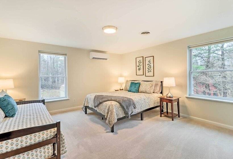 Blakeslee Home W/ Private Hot Tub, 5 Mi To Skiing!