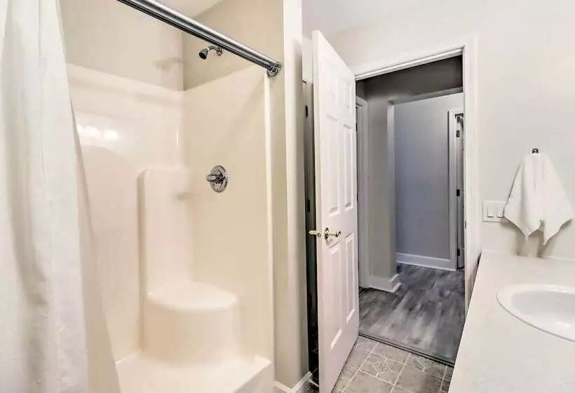 Blakeslee Home W/ Private Hot Tub, 5 Mi To Skiing!