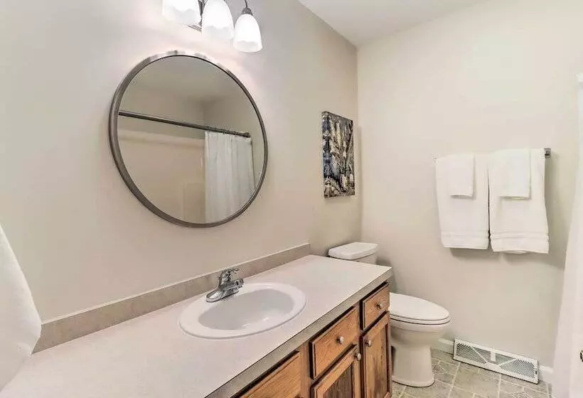 Blakeslee Home W/ Private Hot Tub, 5 Mi To Skiing!