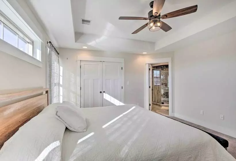 New Paltz Home W/ Fire Pit + Gas Fireplace!