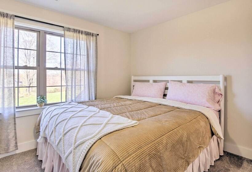 New Paltz Home W/ Fire Pit + Gas Fireplace!