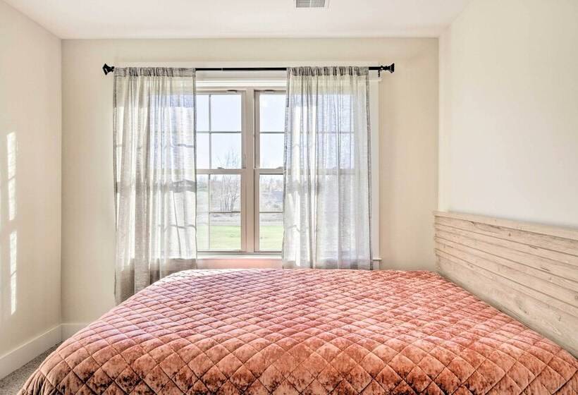 New Paltz Home W/ Fire Pit + Gas Fireplace!