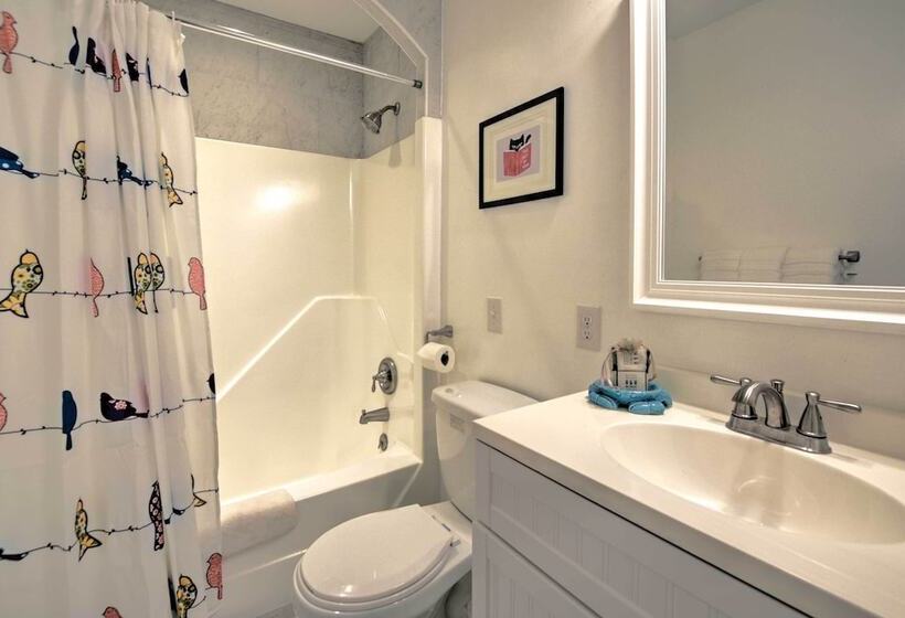 Oak Island Cottage: Minutes To Long Beach!