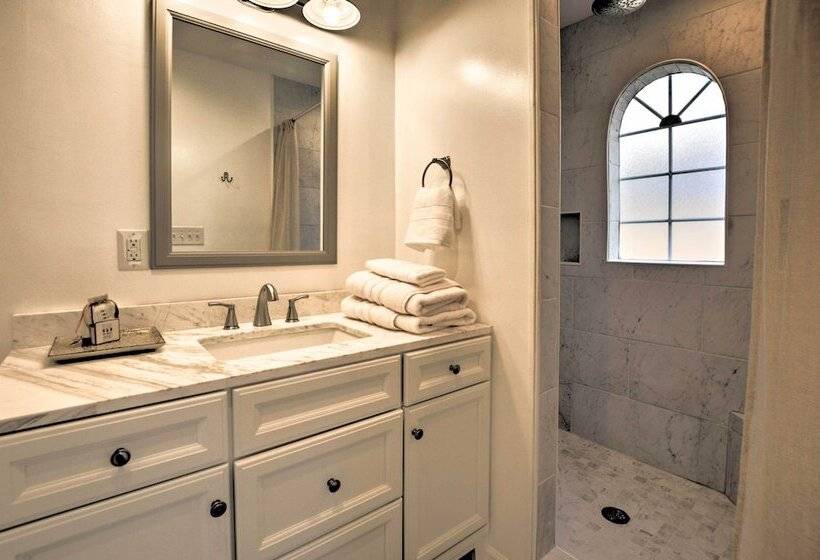 Oak Island Cottage: Minutes To Long Beach!