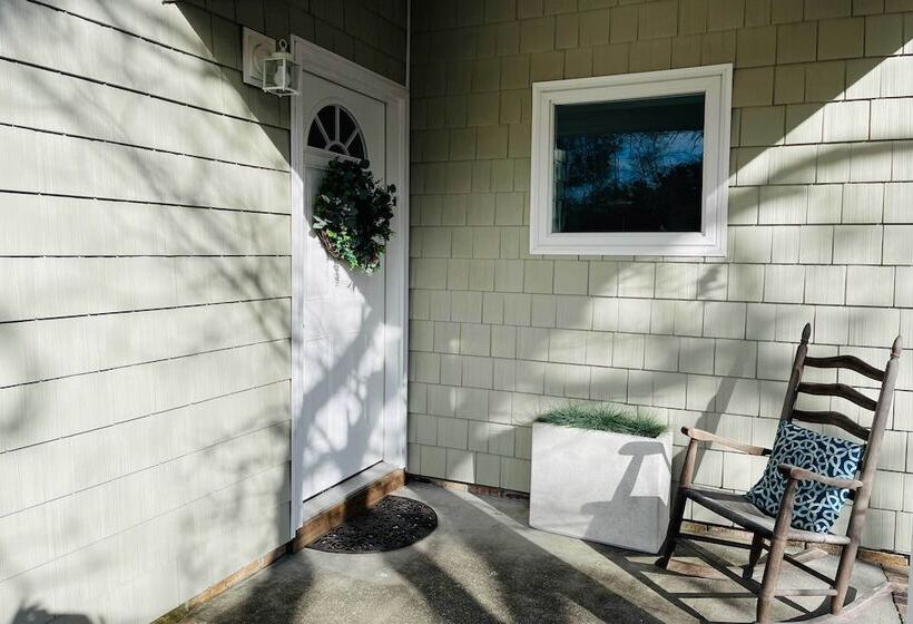 Oak Island Cottage: Minutes To Long Beach!