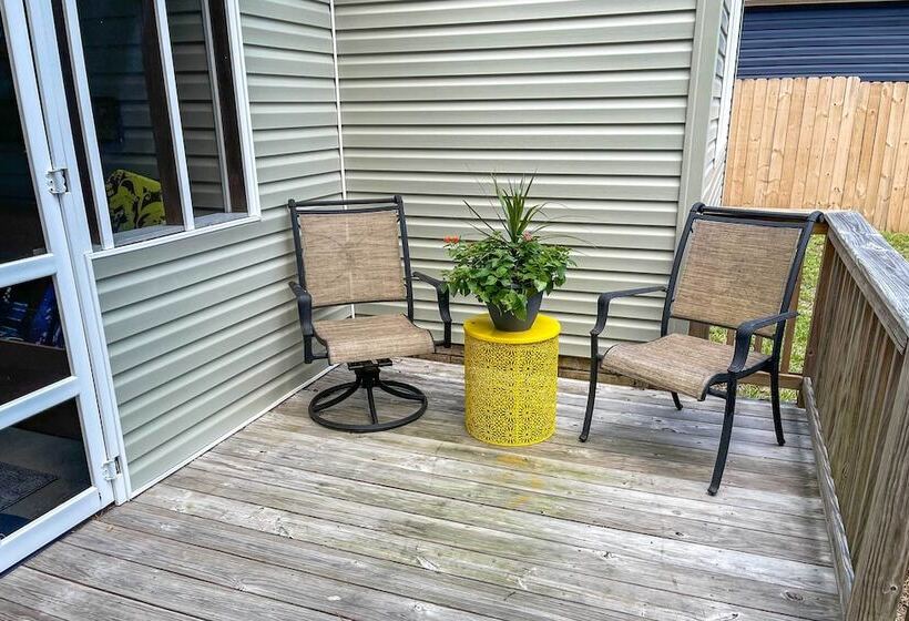 Oak Island Cottage: Minutes To Long Beach!