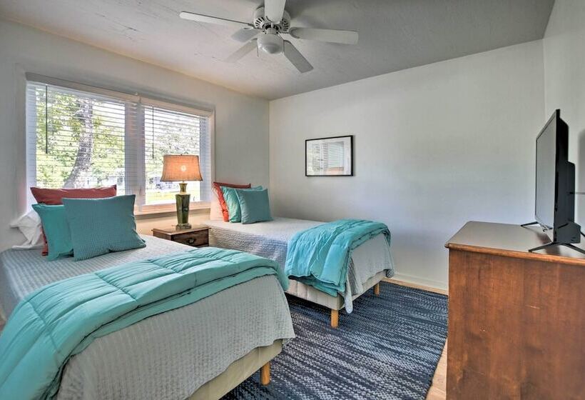 Oak Island Cottage: Minutes To Long Beach!