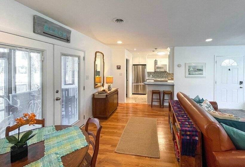 Oak Island Cottage: Minutes To Long Beach!