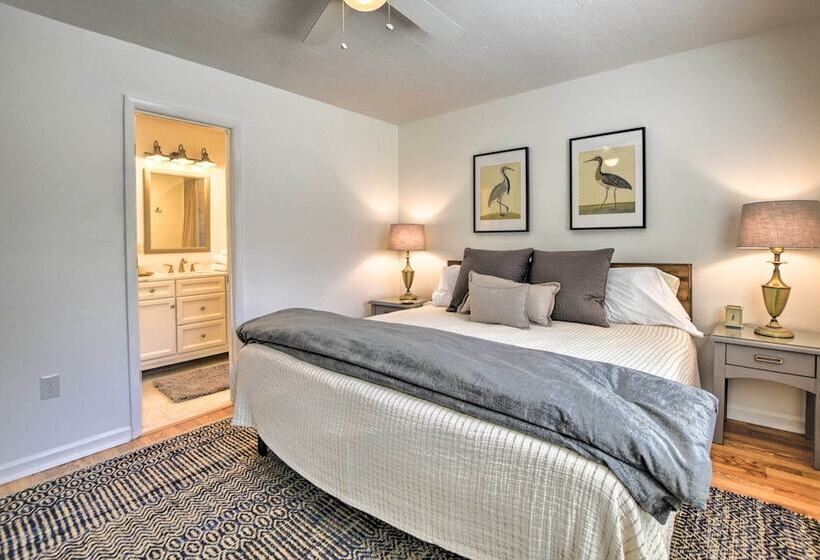 Oak Island Cottage: Minutes To Long Beach!