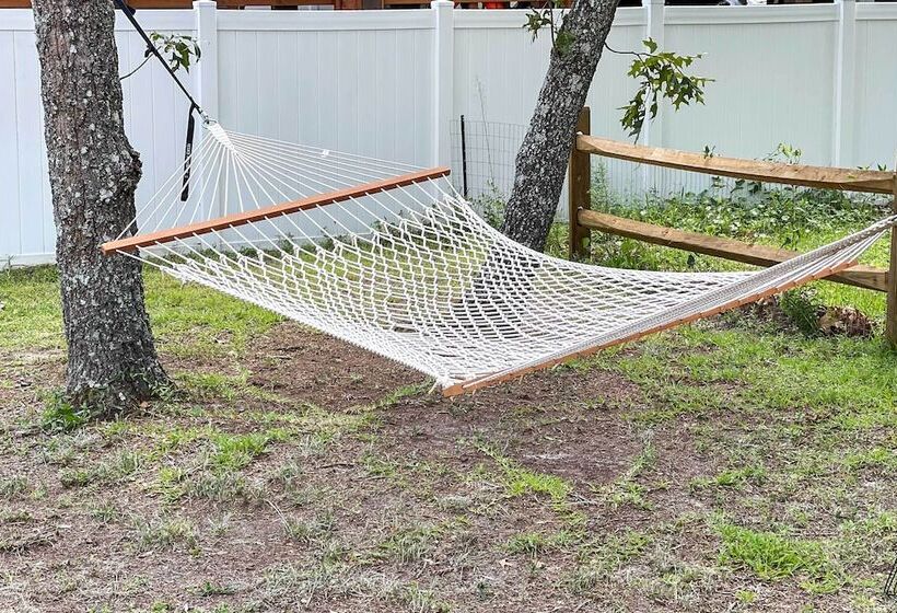 Oak Island Cottage: Minutes To Long Beach!