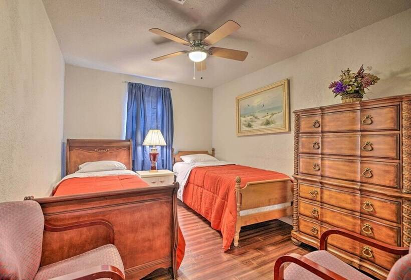 Okc Home W/ Fenced In Backyard & Pool Table