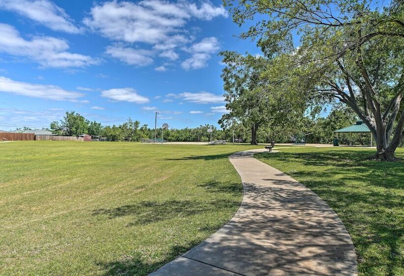Okc Home W/ Fenced In Backyard & Pool Table