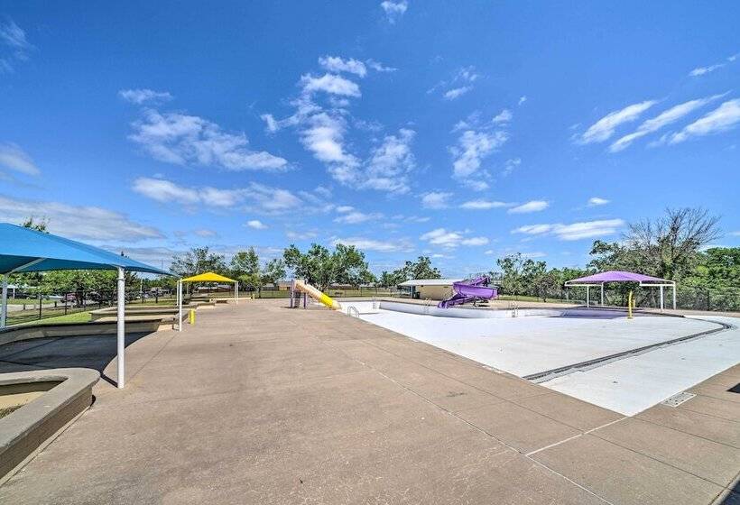 Okc Home W/ Fenced In Backyard & Pool Table