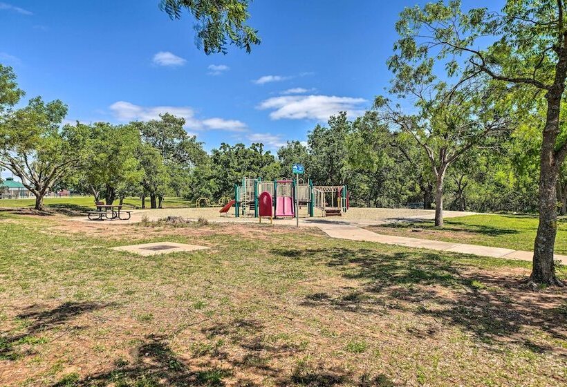 Okc Home W/ Fenced In Backyard & Pool Table